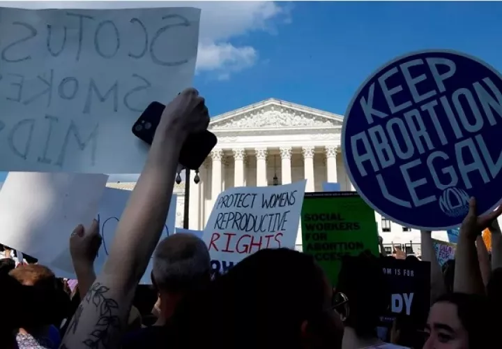Varias mujeres se manifiestan a favor del derecho al aborto. Foto: EFE