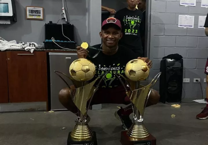 Fidel Escobar es bicapeón con Saprissa. Foto: Instagram