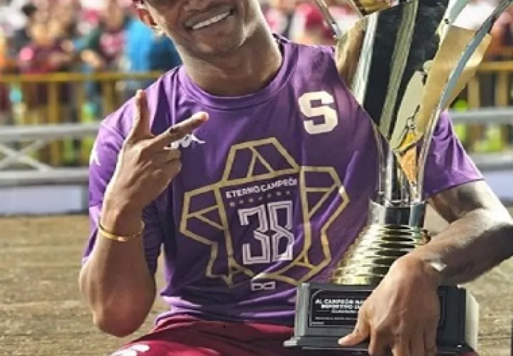 Fidel Escobar con el trofeo de campeón con el Torneo Apertura 2023. Foto: Instagram