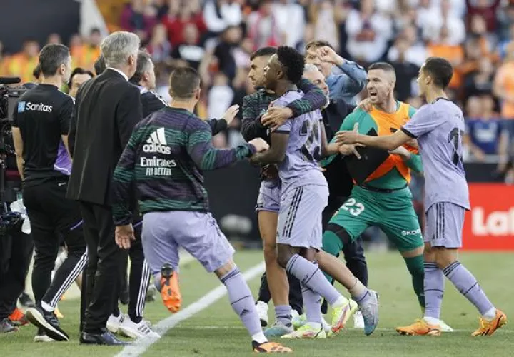 El delantero brasileño del Real Madrid Vinícius Júnior (cent.) es expulsado durante el partido contra Valencia. Foto: EFE