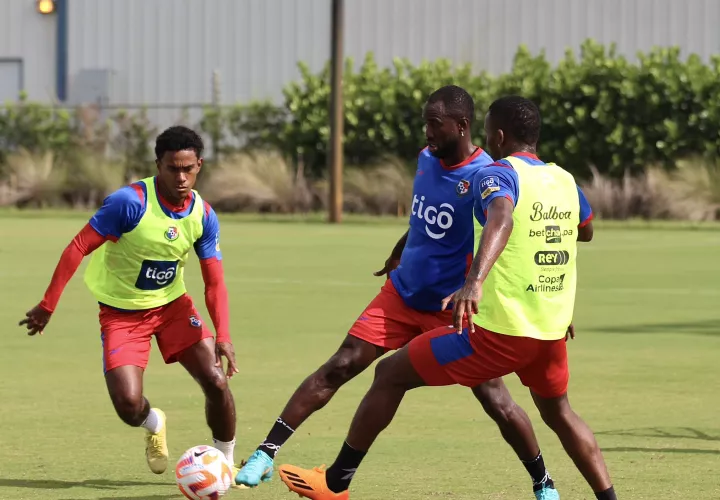 Cecilio Waterman (centro), durante los entrenamientos de ayer jueves en Florida. Fepafut