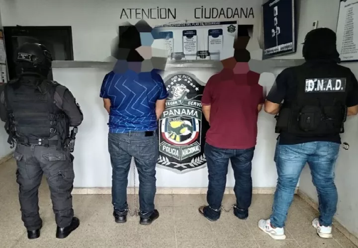 Durante la acción, los uniformados también le decomisaron a los presuntos narcotraficantes, dos teléfonos celulares y dinero en efectivo. Foto. Proteger y Servir