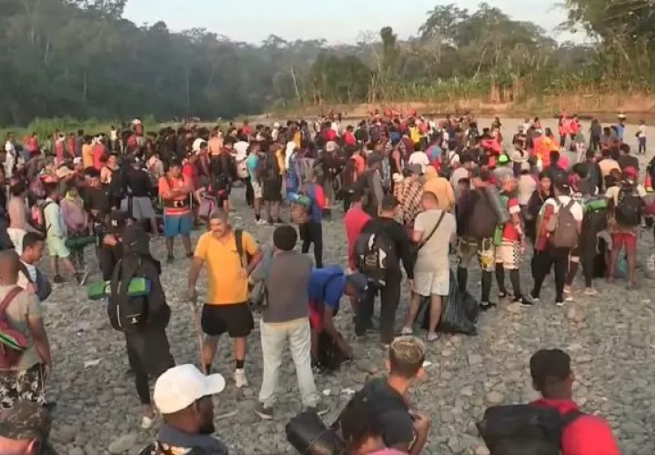 Solo en los primeros cinco meses del año, más de 166,000 migrantes atravesaron la selva del Darién. Foto: EFE