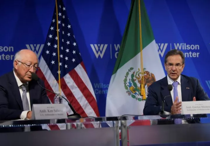 El embajador de México en Estados Unidos, Esteban Moctezuma  junto al embajador estadounidense en México, Ken Salazar.