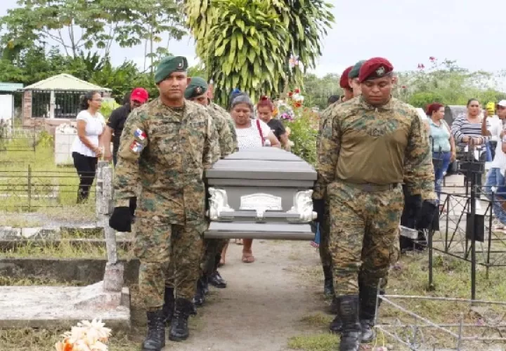 El sepelio se llevó a cabo en la comunidad de La Esperanza, donde los compañeros realizaron una calle de honor y acompañaron a los familiares hasta el cementerio de la comunidad, donde se le dio cristiana sepultura. Foto. José Vásquez
