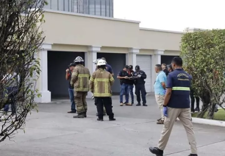 Personal de emergencia se trasladó al lugar de los hechos. Foto: Alexander Santamaría