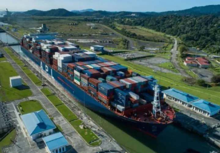 La reducción del calado implica que los buques deben pasar con menos carga, lo que impacta en la tarifa del peaje que cobra el Canal de Panamá.