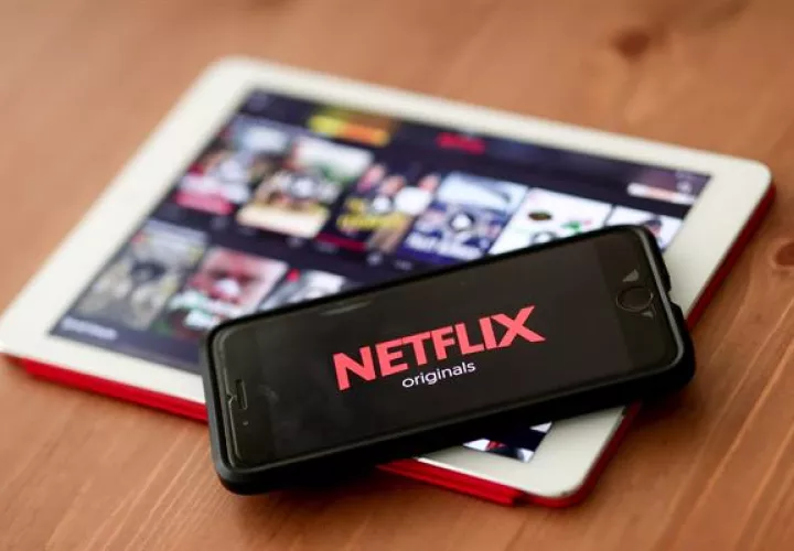 Vista del logo de Netflix en una tableta y teléfono móvil.