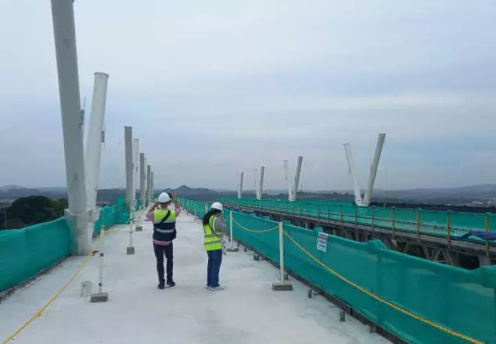 Andén de la estación Ciudad del Futuro, en el que se instalarán pantallas de cristal entre usuarios y trenes, con puertas deslizantes. Foto: Francisco Paz