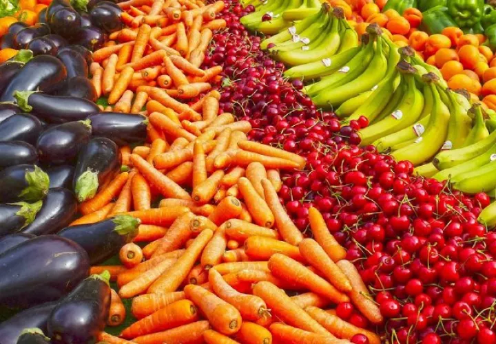 Muchísimos productos, frutas diversas, vegetales, hortalizas, legumbres, alimentos que en su forma natural sí tienen un valor nutricional importante.