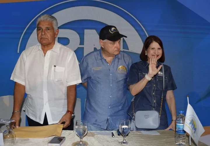 José Raúl Mulino junto a Ricardo Martinelli y Marta Linares de Martinelli. Foto: Víctor Arosemena