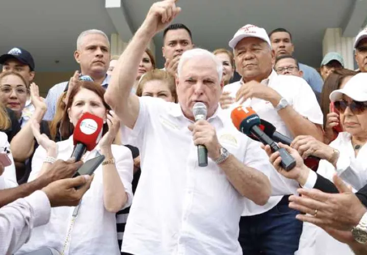 Marta Linares de Martinelli (centro) junto a Ricardo Martinelli, José Muñoz  y otros. Víctor Arosemena