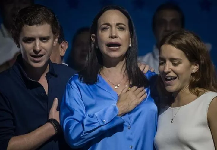 La exdiputada Maria Corina Machado (c) celebra junto a aliados y seguidores.