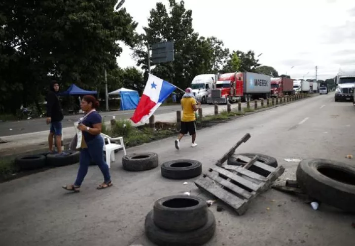 En varios puntos del país se registran cierres de calles. Foto: EFE
