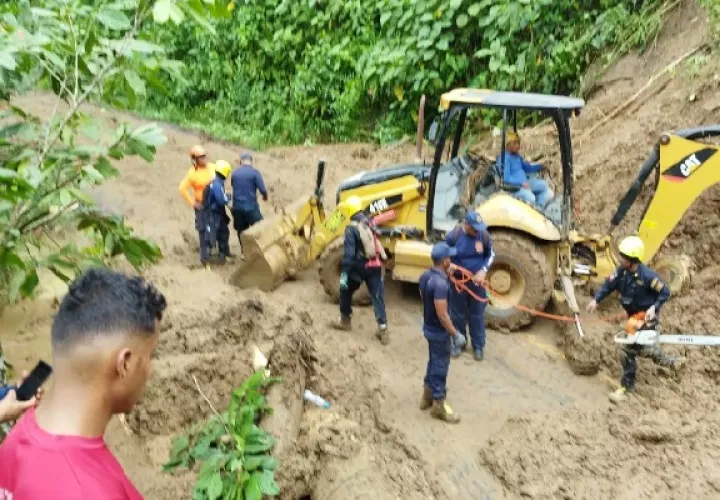 Trabajan en para habilitar los caminos, ya que varias comunidades quedaron incomunicadas. Foto. Sinaproc