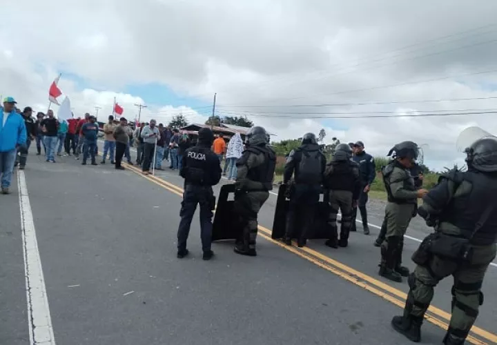 Por más de 30 días se han dado enfrentamientos entre policías y protestantes en diversos puntos del país. Archivo.