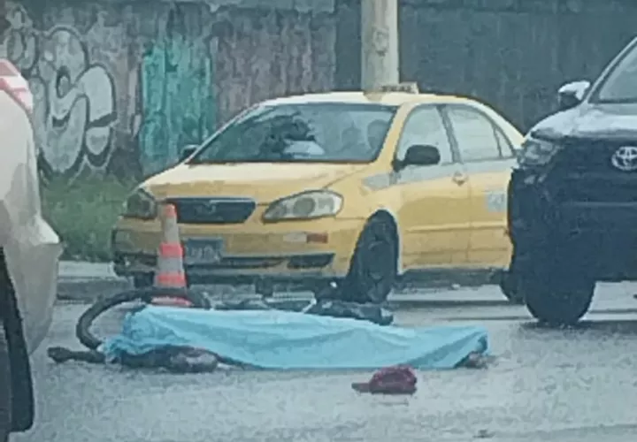 Tras el impacto, el ciclista quedó en medio de la vía, junto a su bicicleta. Foto: Diomedes Sánchez 