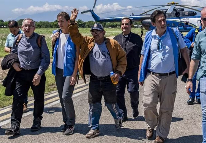 Luis Manuel Díaz (c), padre del futbolista Luis Díaz, del Liverpool, dejado en libertad hoy después de doce días secuestrado por la guerrilla del ELN. Foto: EFE