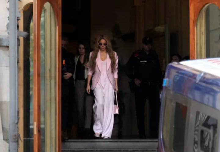  Shakira a su salida de la Audiencia de Barcelona tras aceptar el pago de una multa millonaria a cambio de una rebaja de condena. Foto: EFE / Enric Fontcuber
