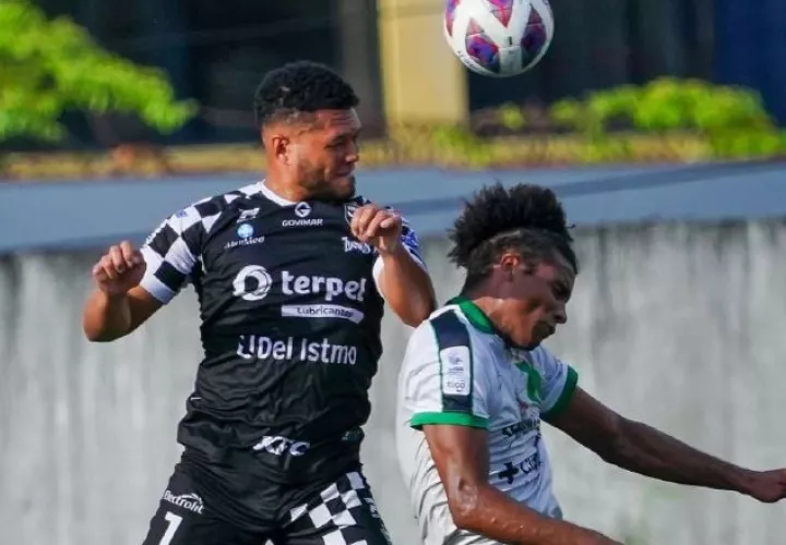 Rolando Blackburn (izq.) anotó el gol del Tauro.  Foto: LPF