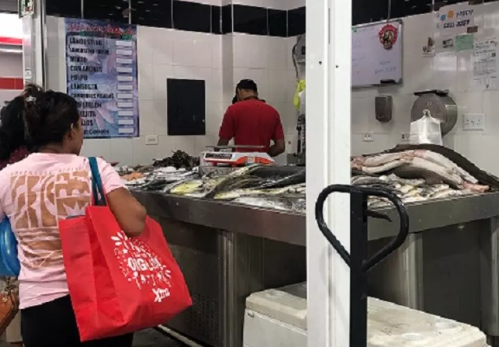 En el Merca Chitré, desde tempranas horas los consumidores llegan a buscar sus mariscos Foto: Thays Domínguez 