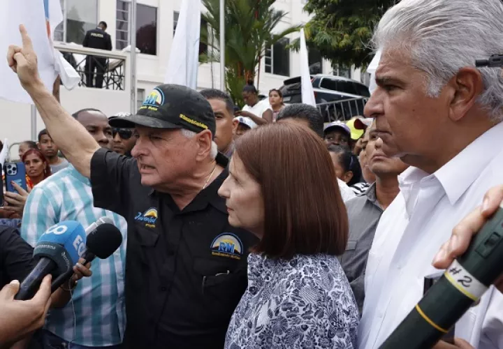 Ricardo Martinelli junto a su esposa y José Raúl Mulino se dirige a los simpatizantes que lo acompañan en la vigilia. Foto: Víctor Arosemena