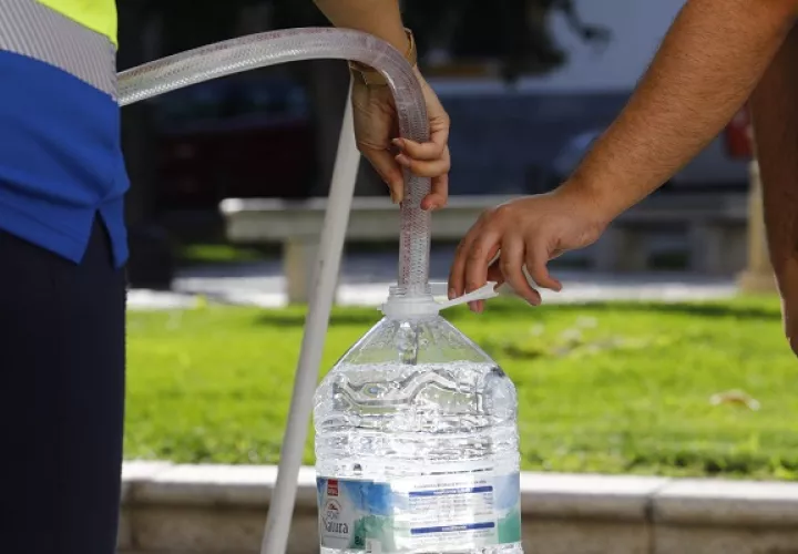 Las quejas de los usuarios por la falta de agua potable son constantes en Panamá. Foto: EFE