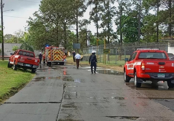 Los bomberos regaron espuma para tratar de limpiar un poco la calle. Foto / Diómedes Sánchez.
