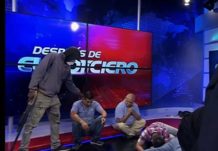Encapuchados armados se toman un canal de televisión en Ecuador en una transmisión en vivo. Foto: EFE