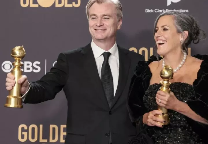 El director británico Christopher Nolan (i) y la productora británica Emma Thomas (d) posan en la sala de prensa de los Globos de Oro. Foto: EFE