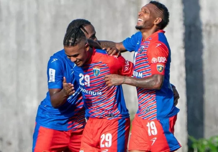 El jugador Ovidio López de Plaza Amador (29.) festeja uno de sus goles con Alberto "Negritio" Quintero (19) contra Potros. Foto: LPF