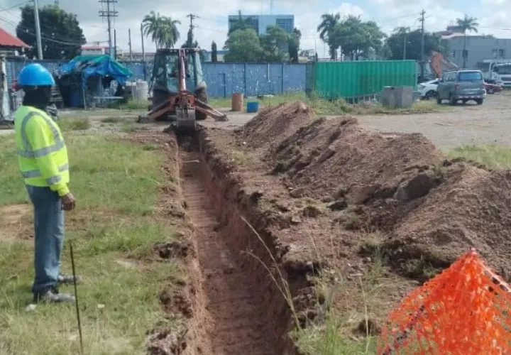 Trabajos en el estadio Roberto Mariano Bula de Colón. Fotos: Diómedez Sánchez S.