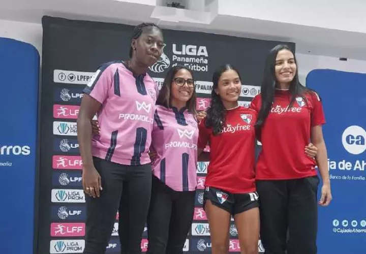 Jugadoras del Santa Fe (izq.) y  Panamá City. Foto: Jaime Chávez