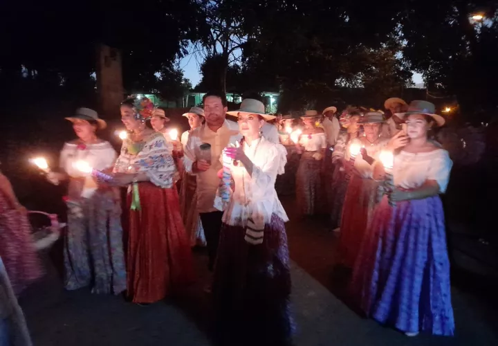  La tuna de Los Callejones en el Carate de Las Tablas celebra carnaval con velas y guaricha. Foto/Redes sociales