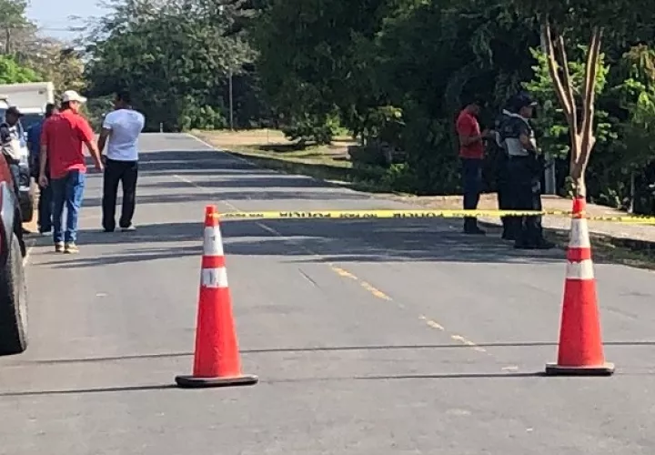 El área donde ocurrieron los hechos fue apcordonado por las autoridades policiales y judiciales. Foto: Thays Domínguez