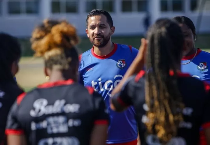 El técnico 'Nacho' Quintana en los entrenamientos de  Panamá. Foto: Fepafut