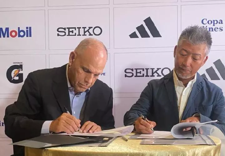 Gregorio Miró, presidente del Club Corredores del Istmo (izq.) y Fumio Tanaka, presidente de Seiko Panamá, firmaron el patrocinio. Foto:Víctor Arosemena