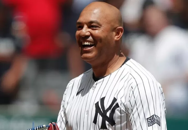 Mariano 'Mo' Rivera hizo el primer lanzamiento entre Diablos y Yanquis. Foto: EFE