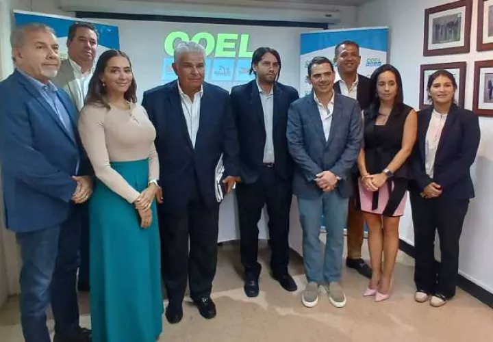 El candidato presidencial, José Raúl Mulino, con los miembros del COEL que asistieron a la reunión. Luis Ávila