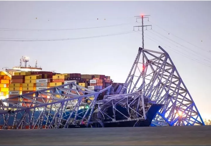 Imagen del puente Francis Scott Key, parcialmente derrumbado, tras el choque de un carguero en Baltimore, Maryland, EE.UU. Foto: EFE