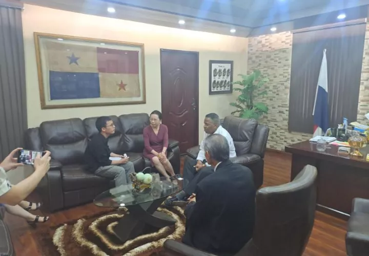  La diplomática china intercambió opiniones con los funcionarios del Municipio de Colón. Foto: Diomedes Sánchez