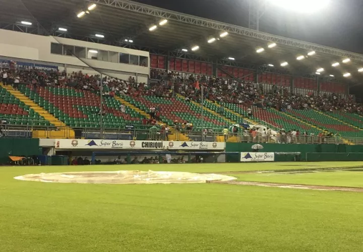 La serie entre Colón y Chiriquí, seguirá en el estadio Kenny Serracín de David. Foto: Fedebeis