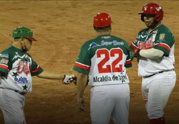 Erasmo Caballero (der.) pegó un cuadrangular por Chiriquí. Foto: Fedebeis