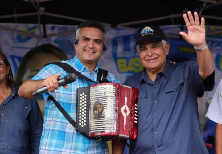  El acordeonista Jhonathan Chávez acompañó a José Raúl Mulino en La Chorrera. Foto: Cortesía