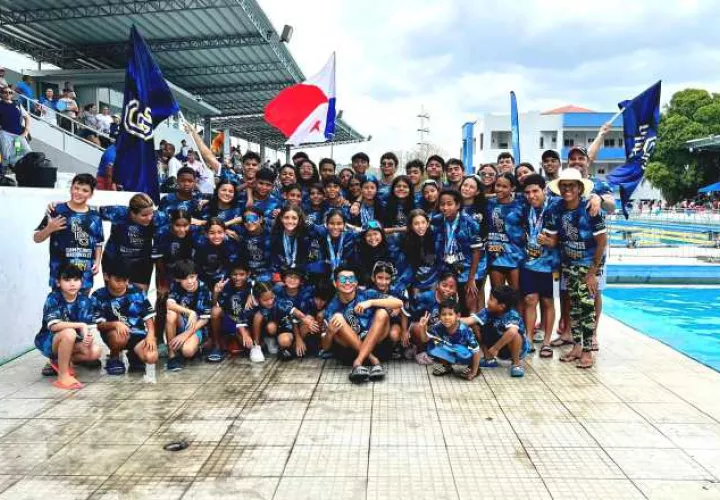 La Salle celebra el título en natación. Foto: Cortesía