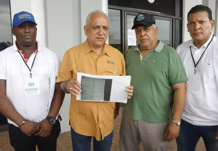 Luis Eduardo Camacho acompañó este lunes a Alejandro Pérez y su equipo a denunciar la situación. Foto: Víctor Arosemena 
