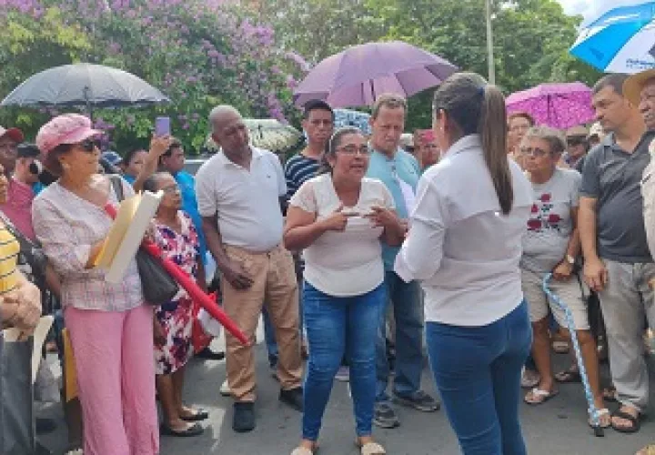 Apostados frente a la oficina de la firma Aseo Capital, S.A los manifestantes advertían no haber sido consultados. Foto: Eric Montenegro