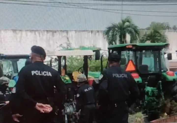 Unidades policiales anti disturbios han sido desplegadas en los alrededores del paseo Carlos L. López en Las Tablas. Foto: Imagen de Video  