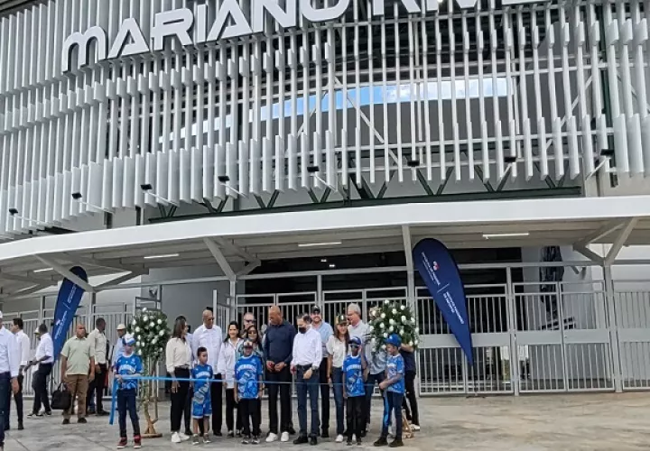 El expelotero Mariano Rivera y el presidente Laurentino Cortizo en la inauguración del estadio en La Chorrera. Foto: Eric Montenegro