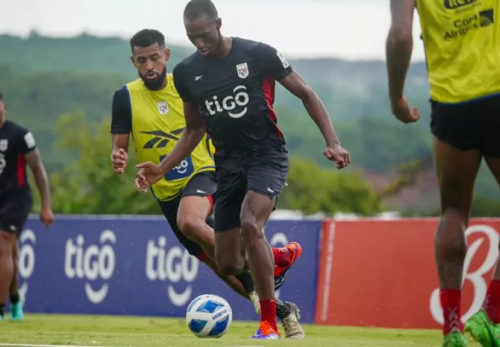 Abdiel Ayarza (cent.) y Anibal Godoy con el balón. Foto: Fepafut 
